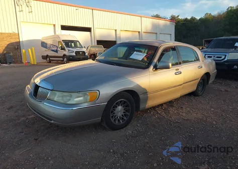 2001 Lincoln Town Car Signature from USA, damaged, VIN 1LNHM82W31Y732838